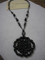 Collier avec pendentif en jade noir